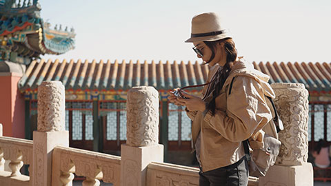 年轻女子在颐和园旅游