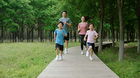 快乐一家人公园跑步