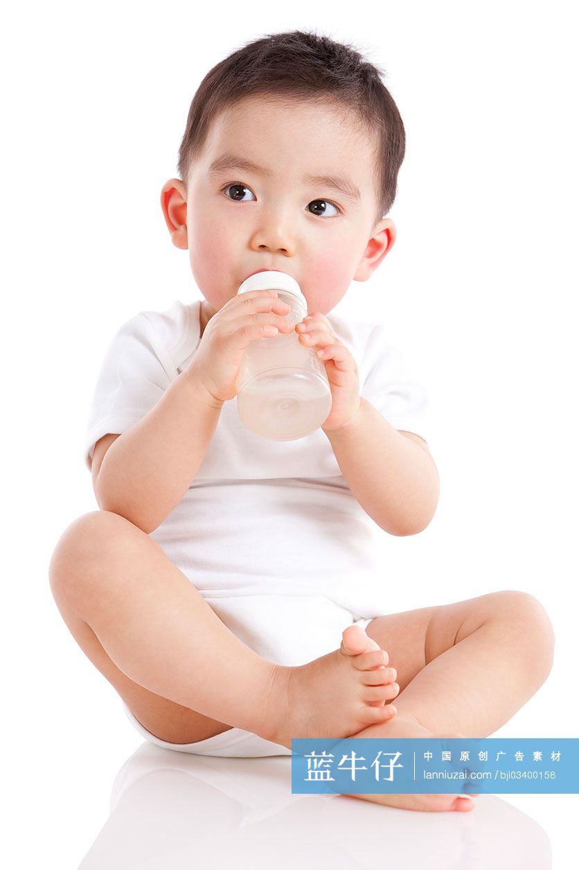 可爱男婴喝奶