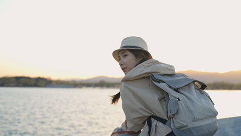 年轻女子在颐和园旅游