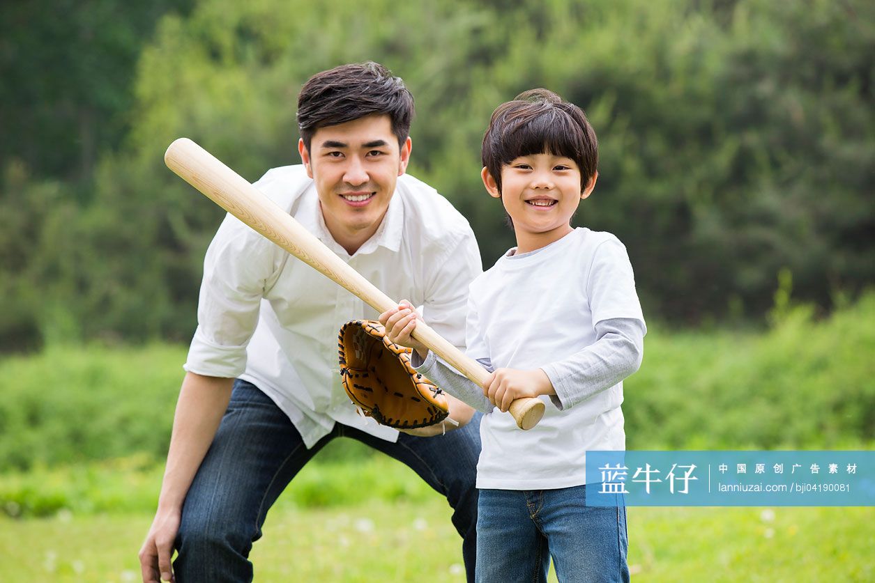 父亲和儿子玩棒球