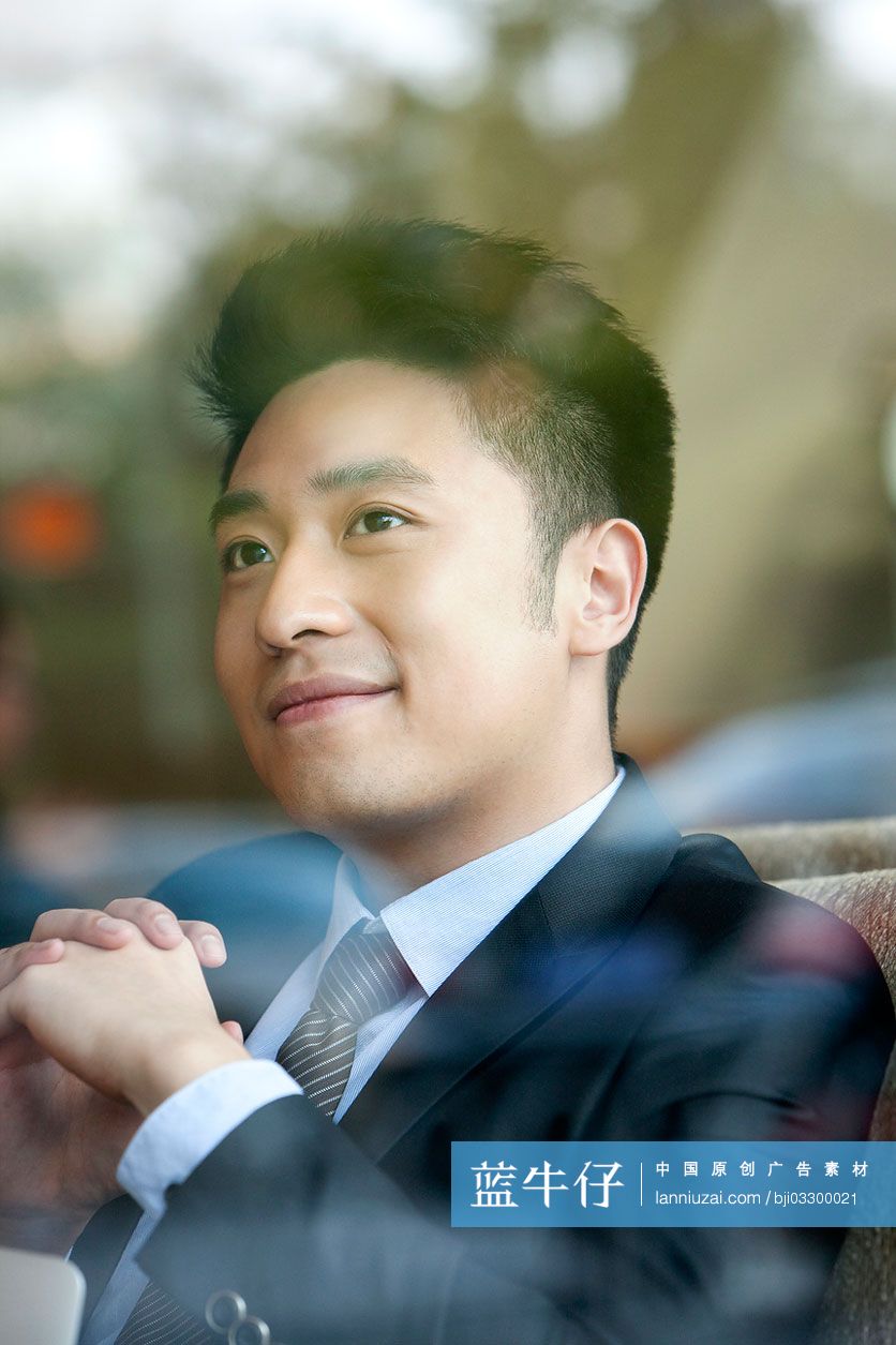 商务男士在咖啡馆休息