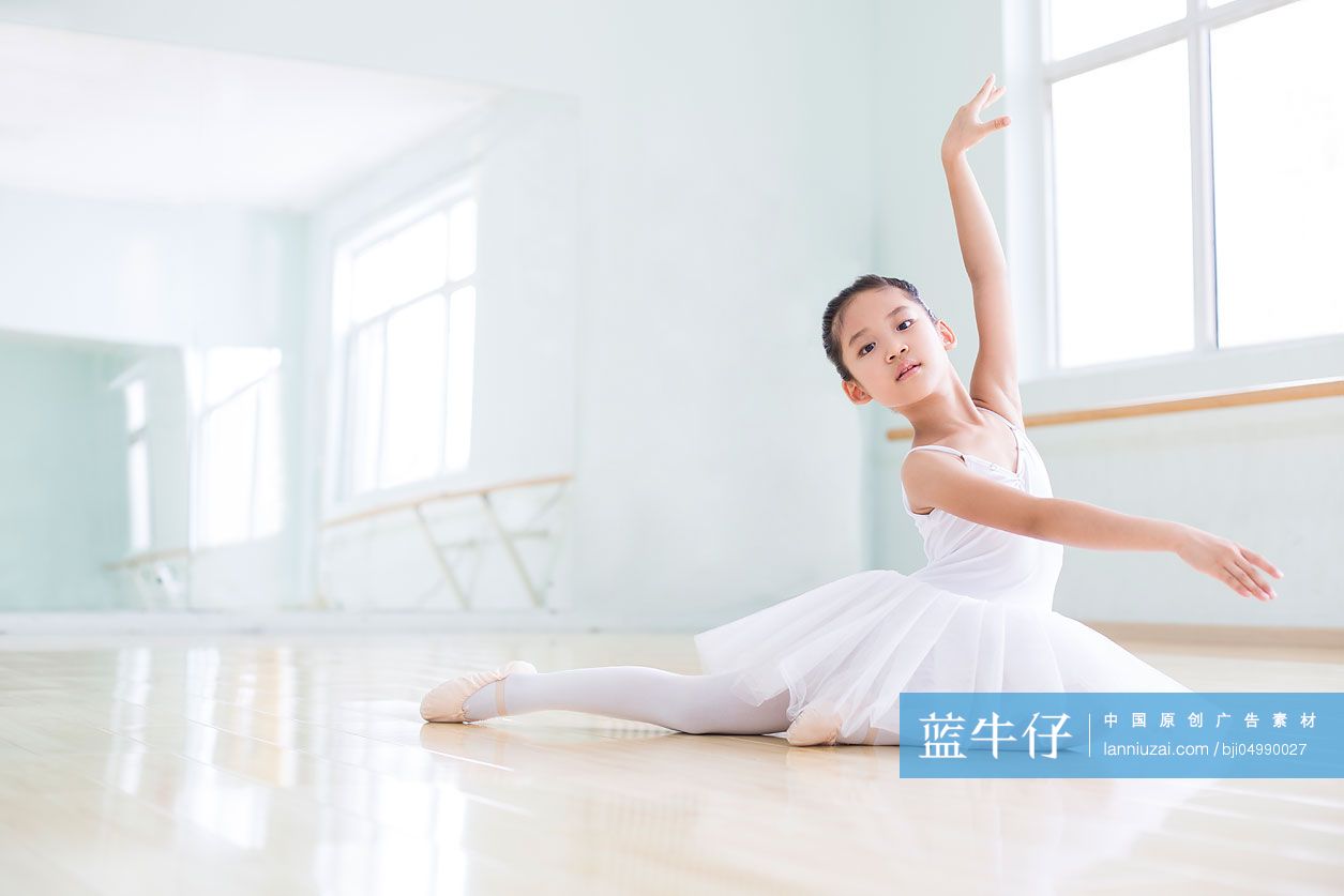 跳芭蕾的小女孩