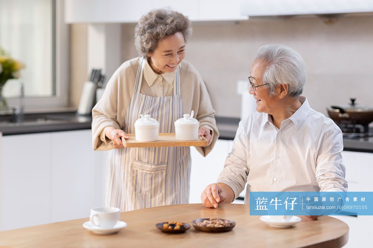 快乐的老年夫妇吃早餐