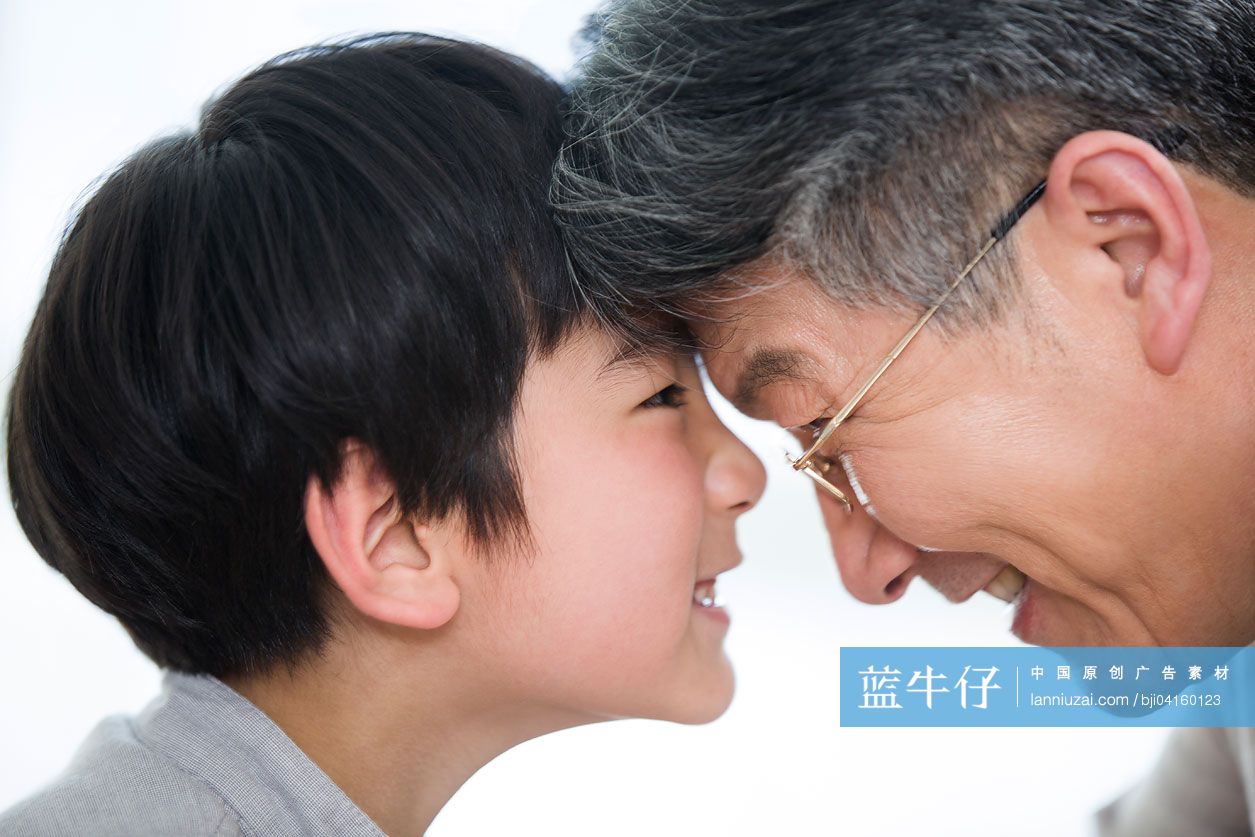 爷爷奶奶和孙子-蓝牛仔影像-中国原创广告影像素材