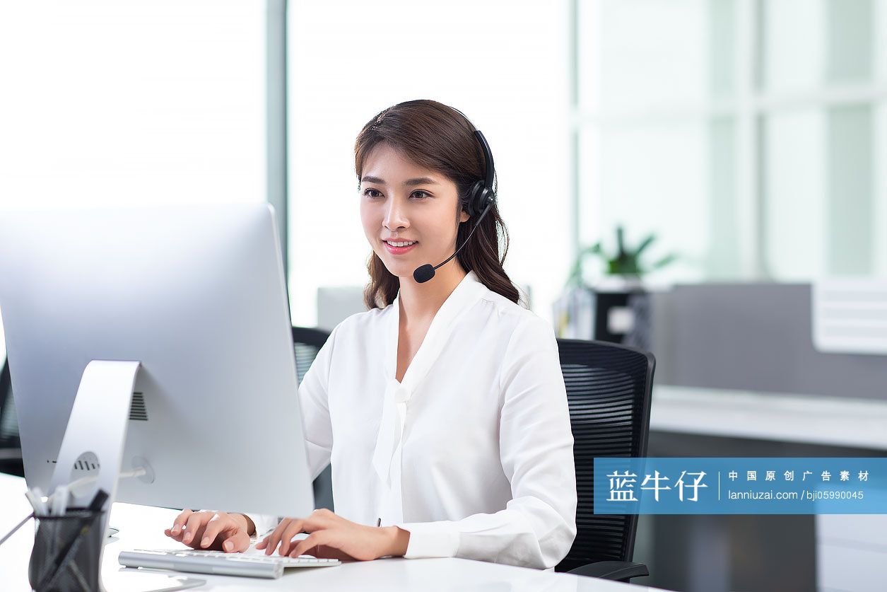 年轻的客服代表