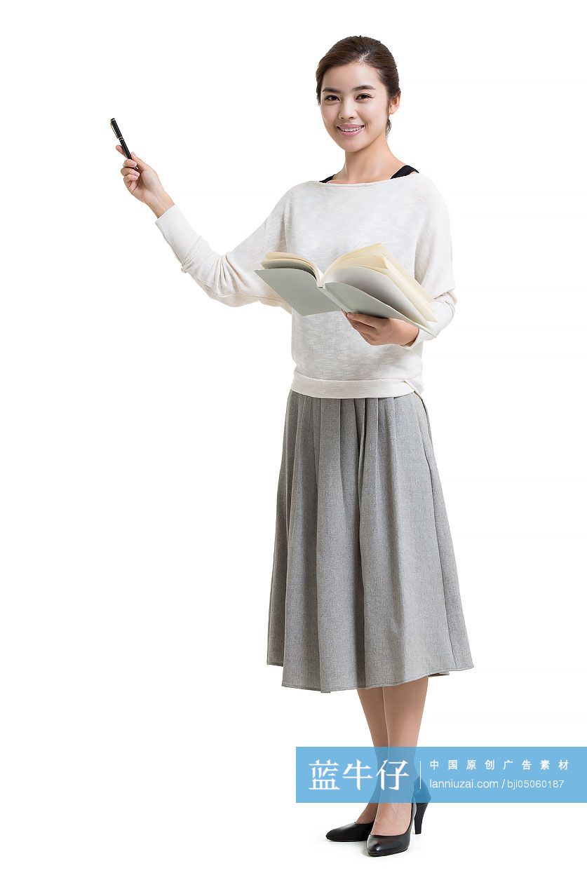 年轻女教师手拿课本授课