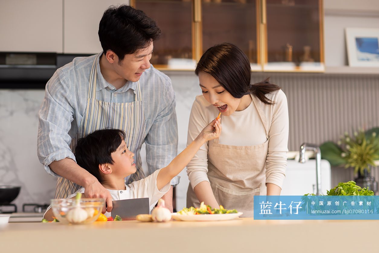 一家三口在厨房做饭