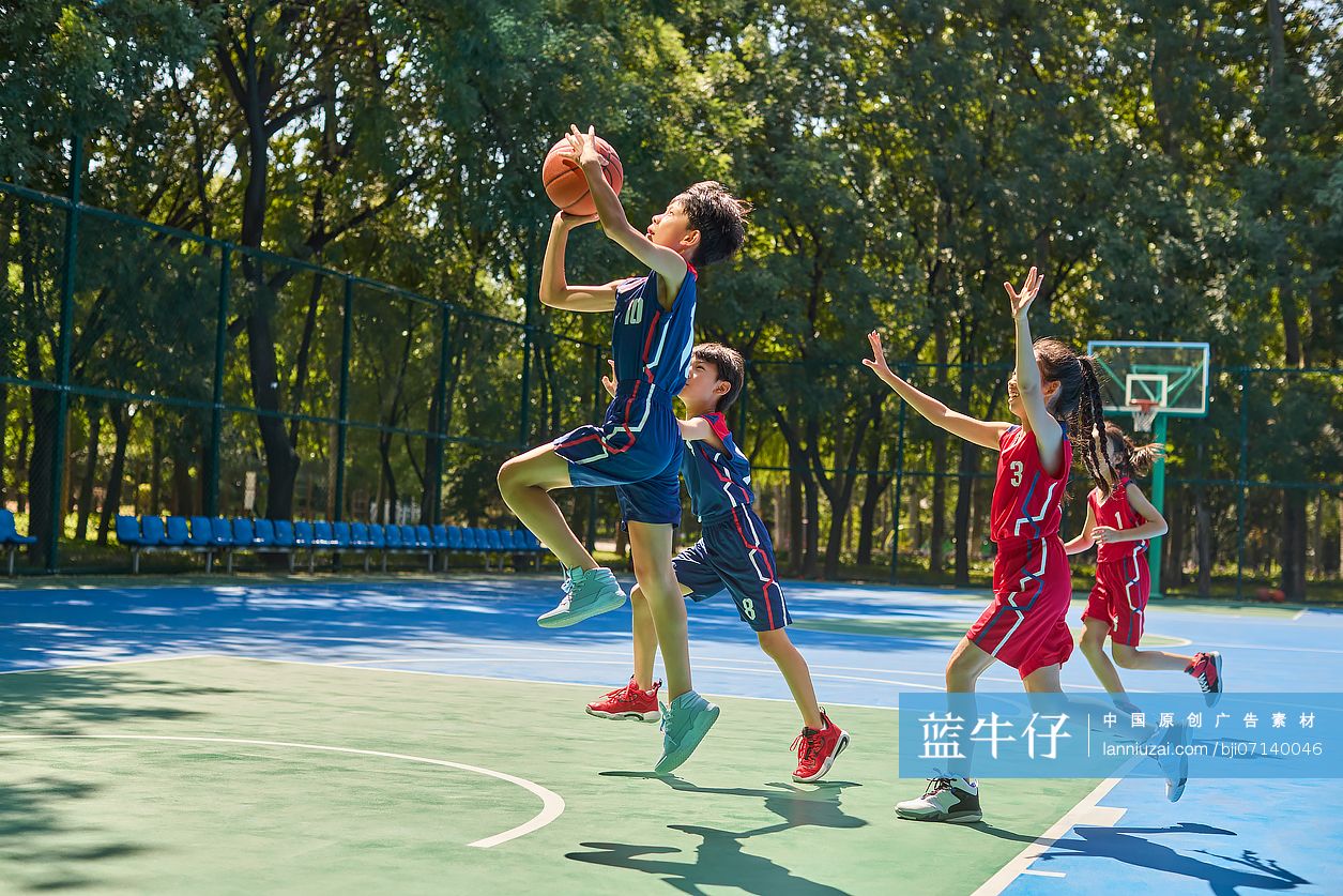 孩子们打篮球