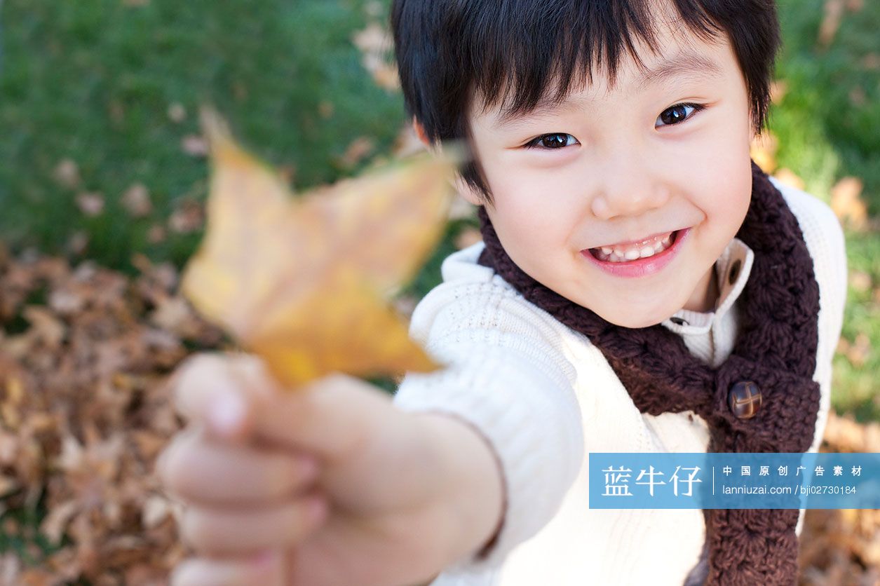 秋日里的小男孩