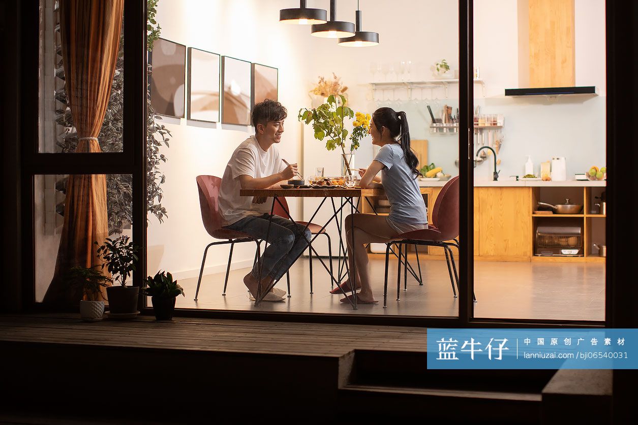 快乐的年轻夫妇共进晚餐