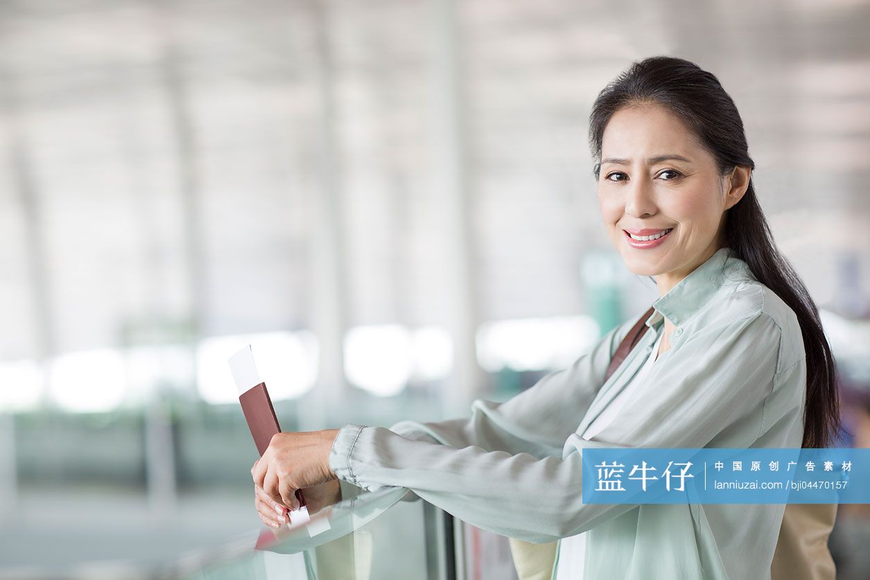 年轻商务女子在机场打电话-蓝牛仔影像-中国原创广告影像素材