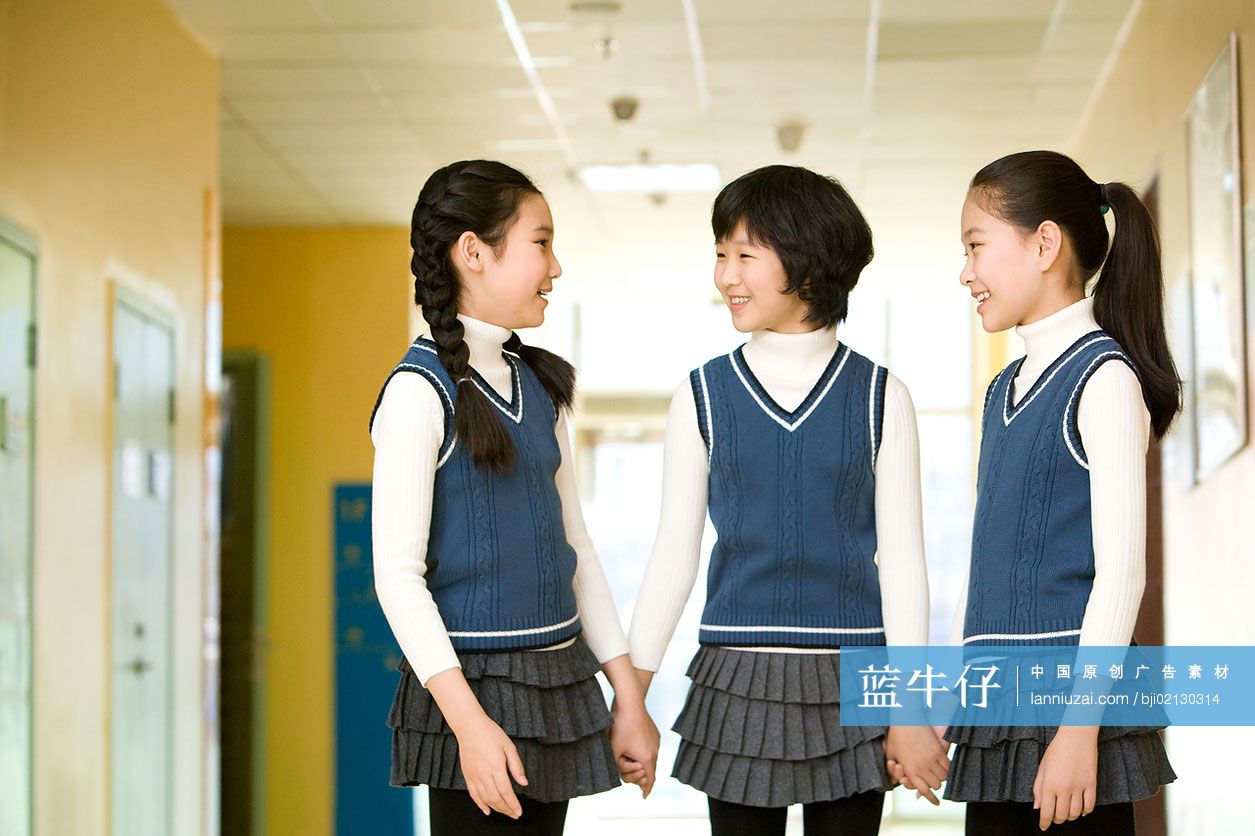 小学生在学校走廊交谈