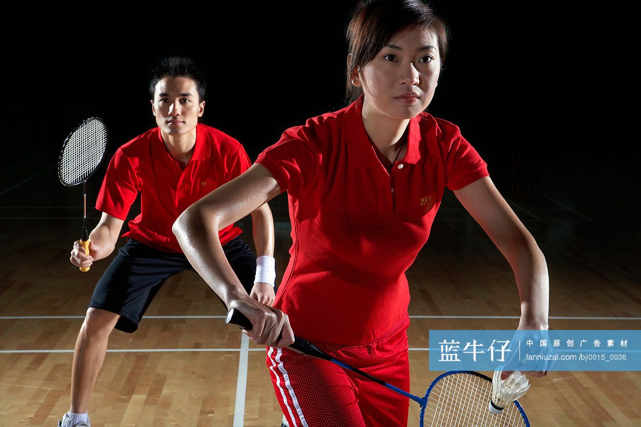 羽毛球双打运动员