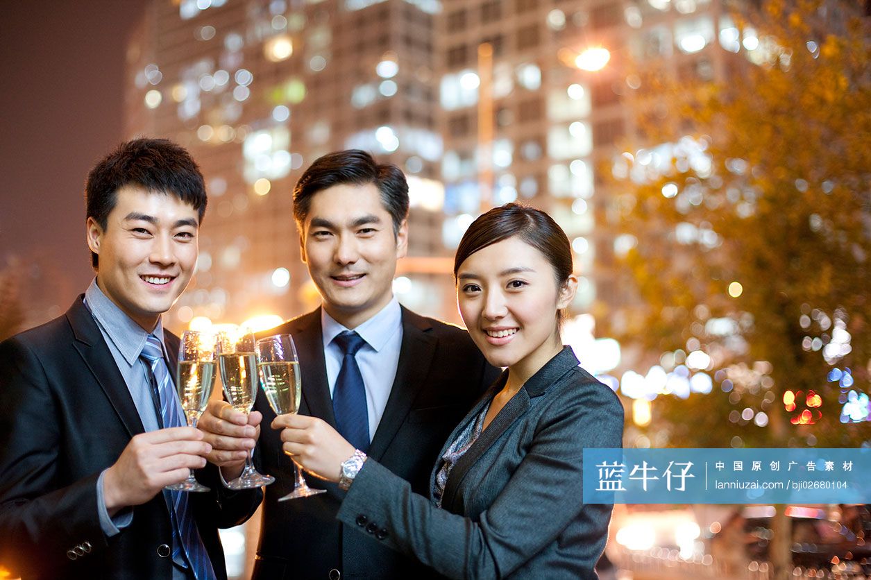 商务人士喝香槟庆祝