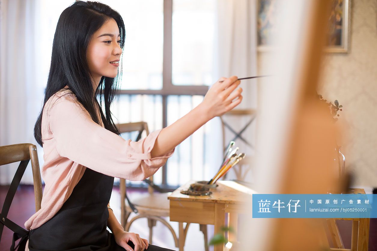 女画家在画室画画