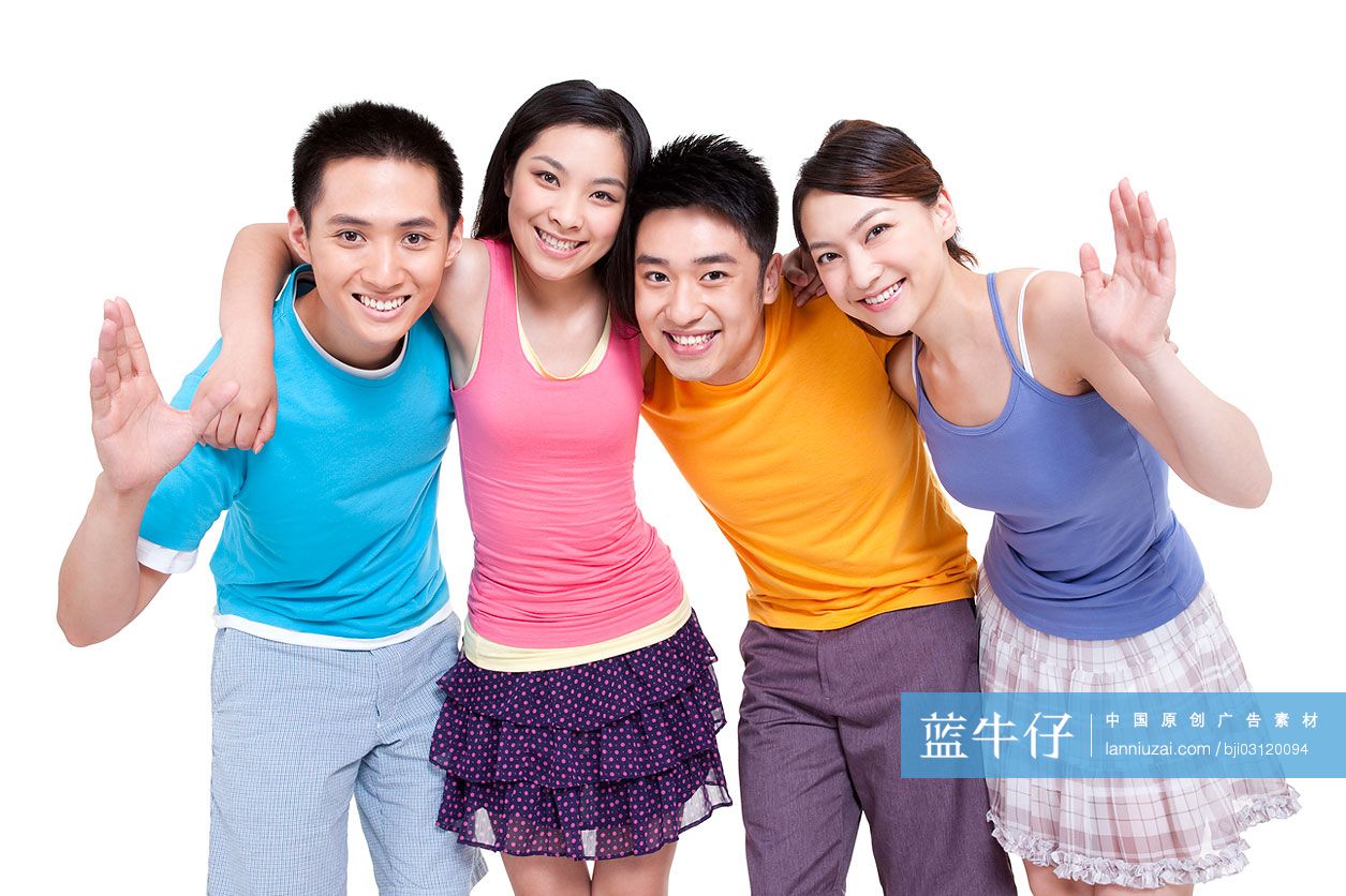 快乐年轻人搭肩膀挥手