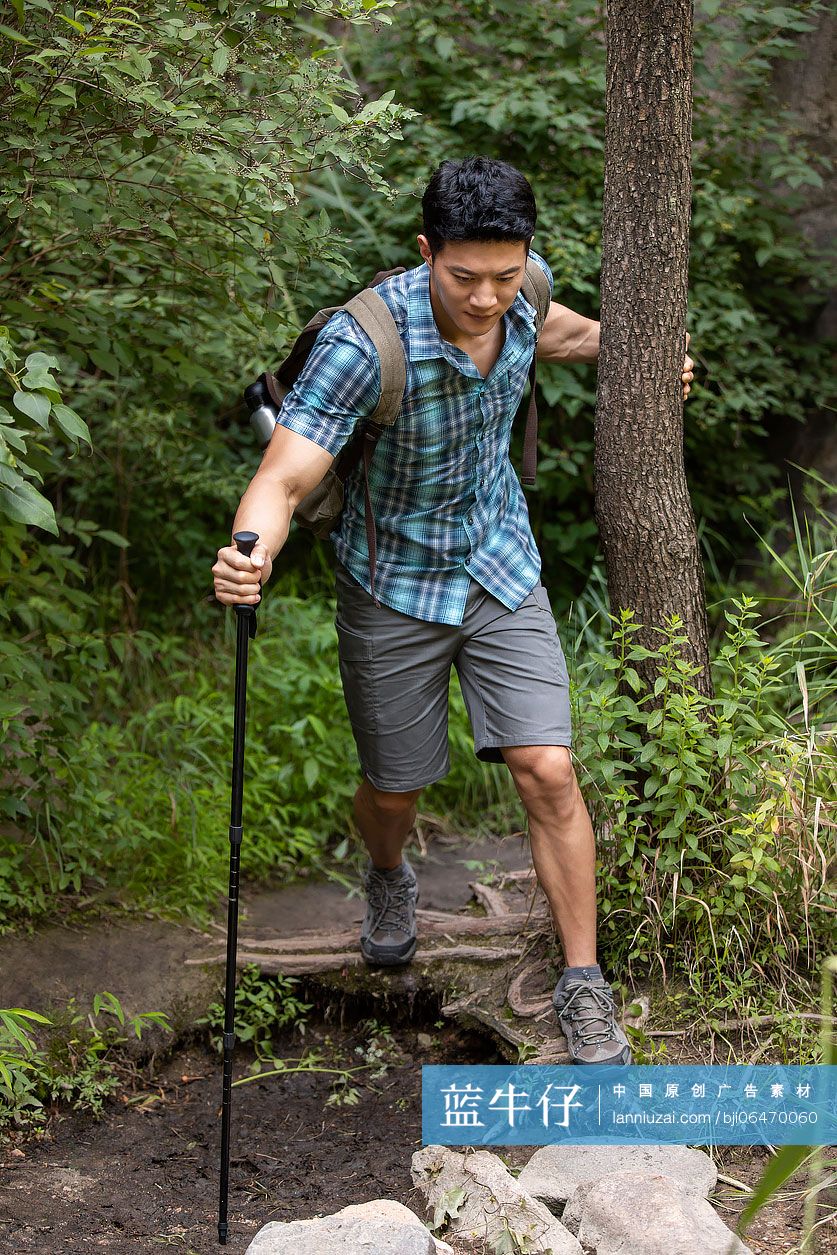 年轻男子户外徒步旅行