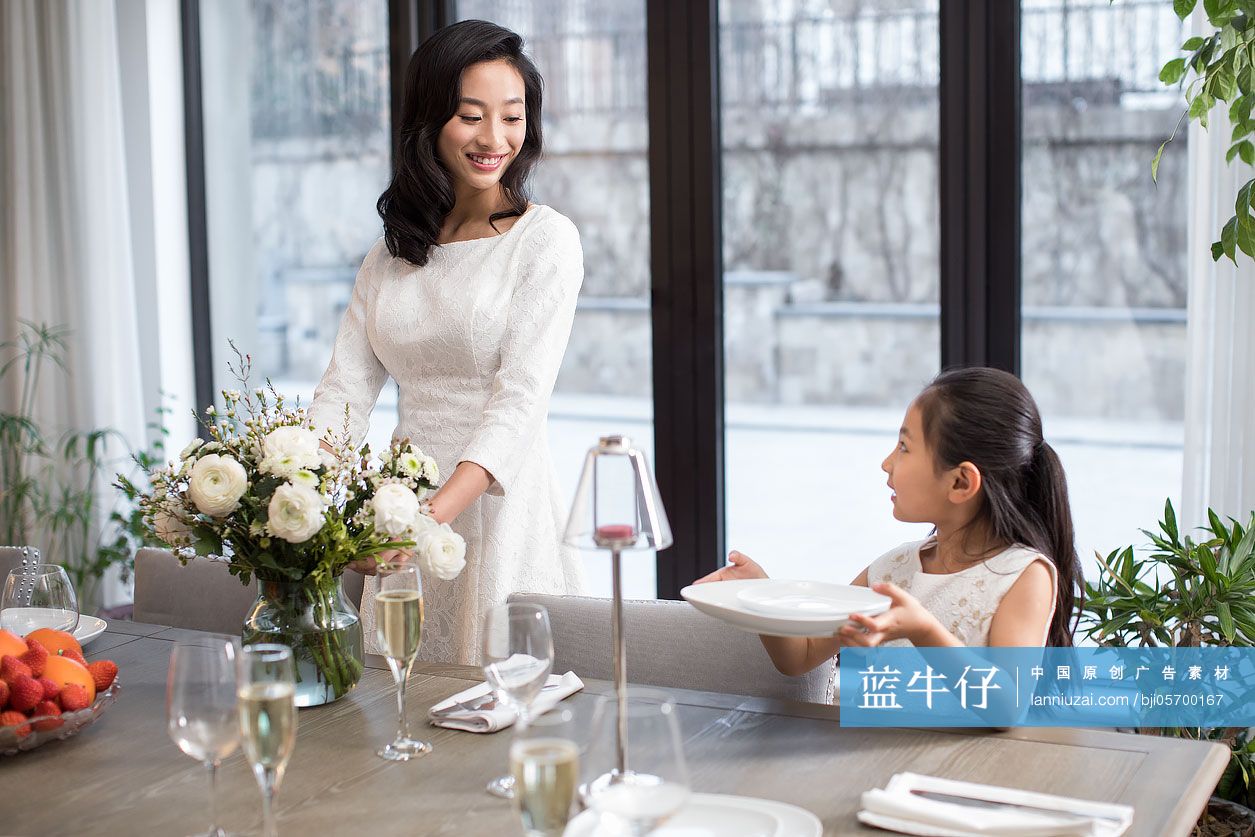 妈妈和女儿摆餐具