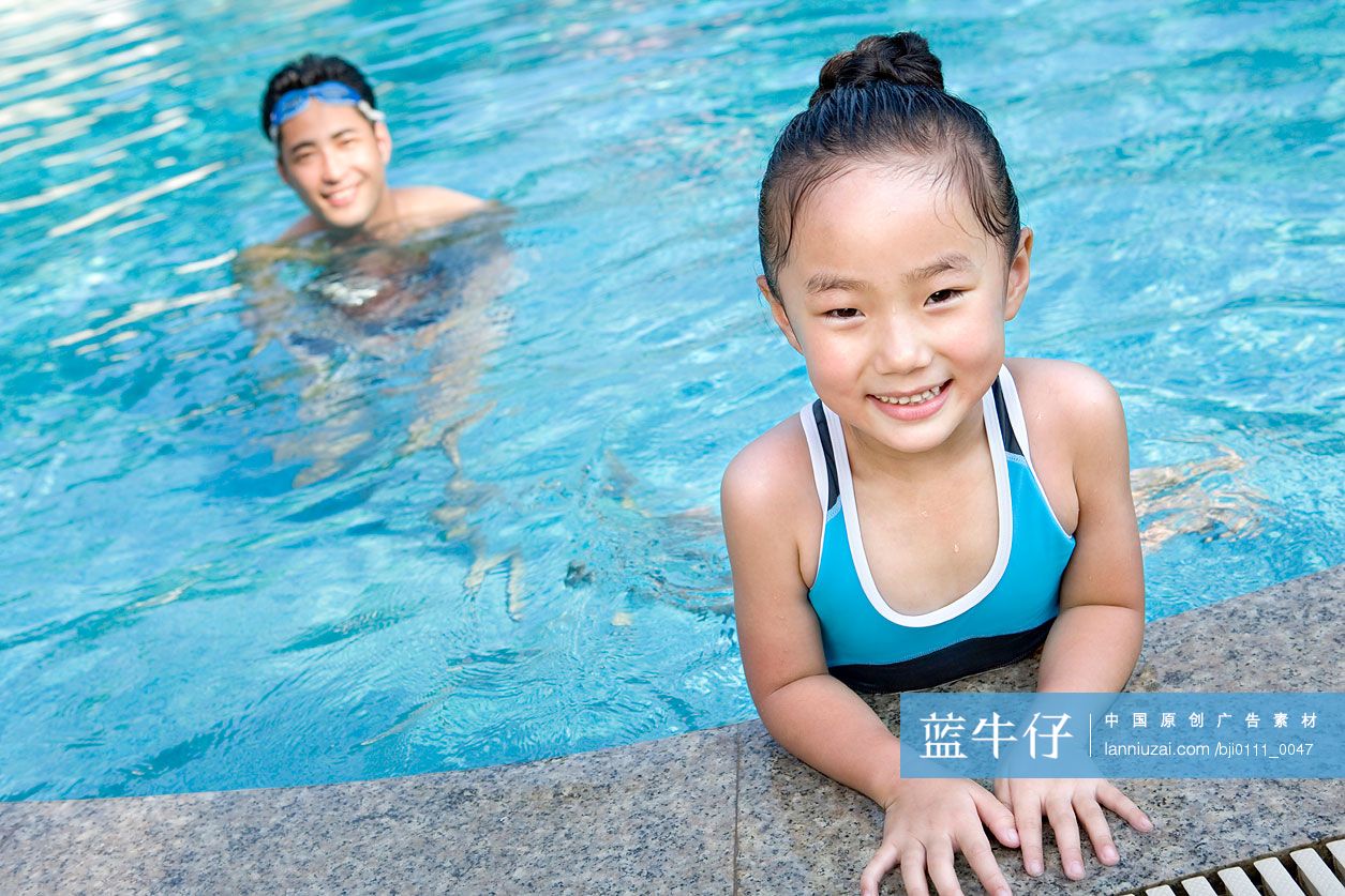 女孩在泳池边