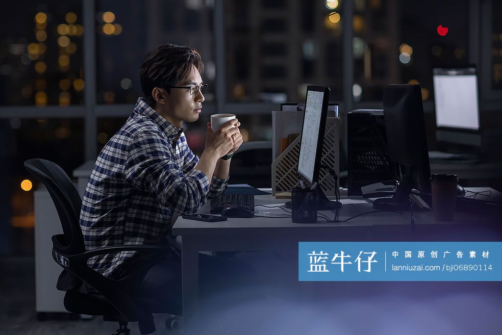 IT工程师在公司加班
