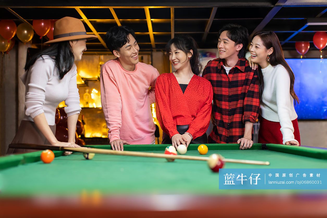 快乐的年轻人打台球