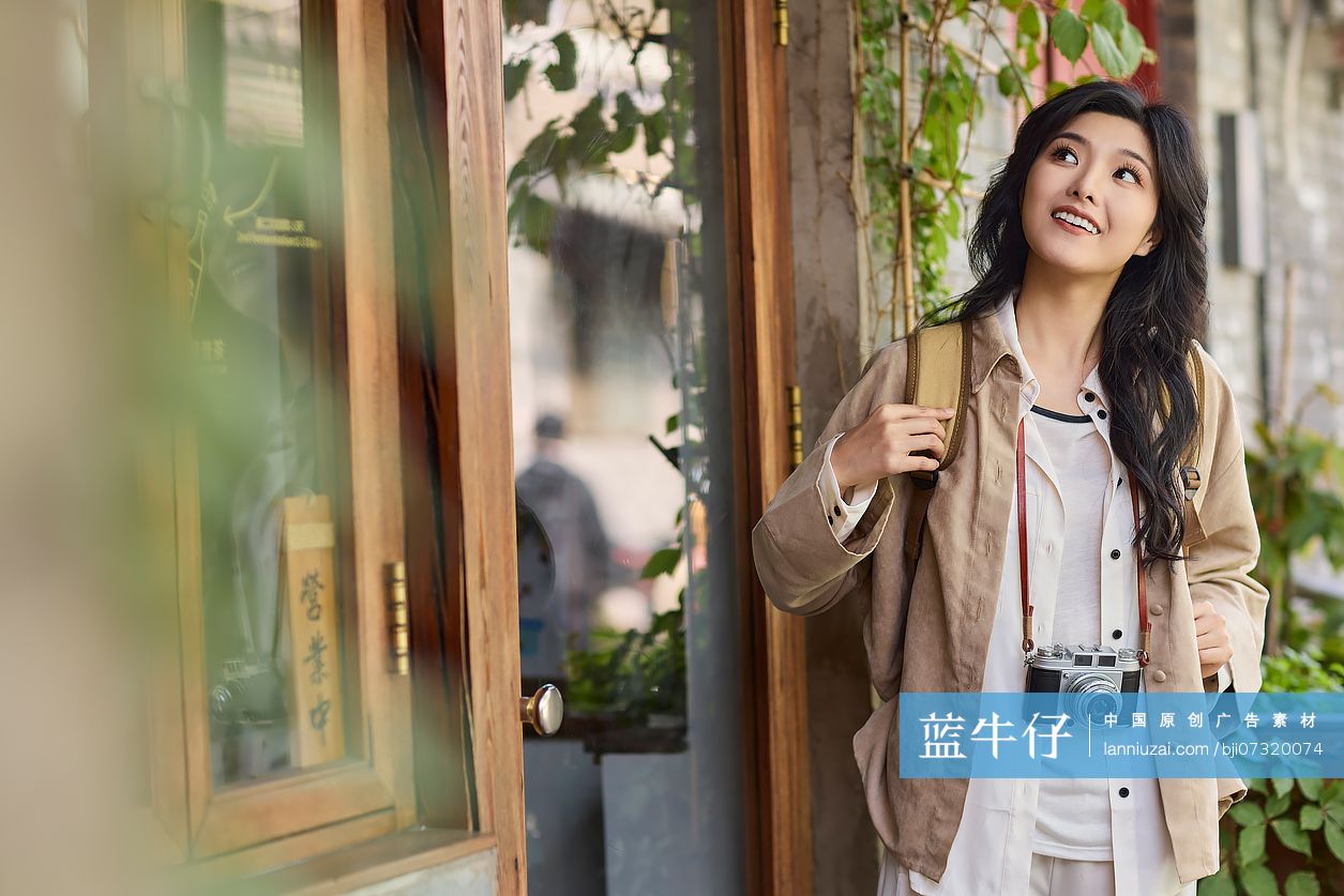 快乐的年轻女性在北京旅游
