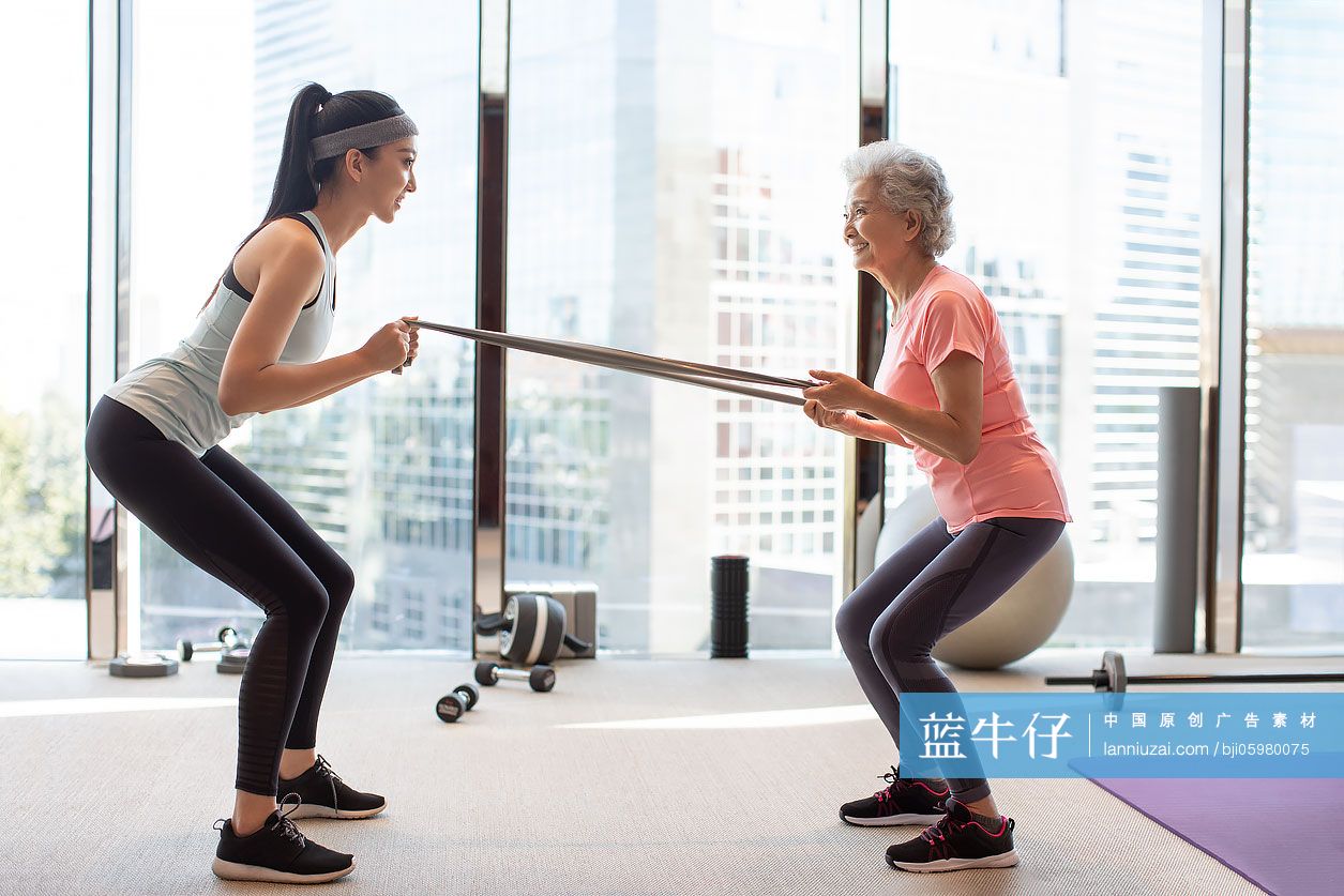 老年女士在健身房健身