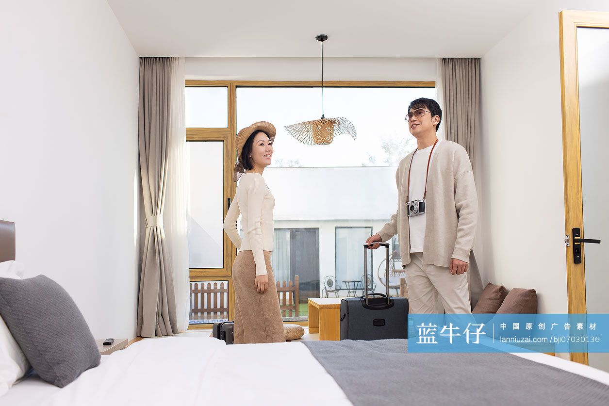 快乐的年轻夫妇度假放松