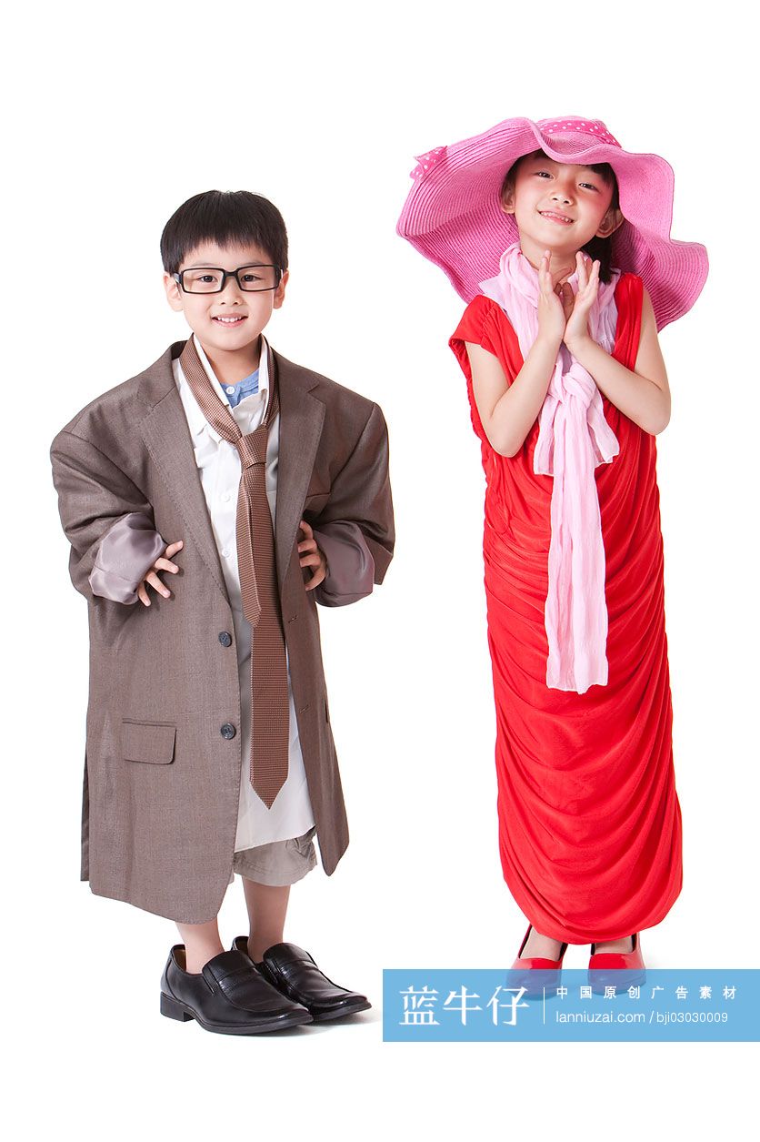 男孩女孩扮演大人