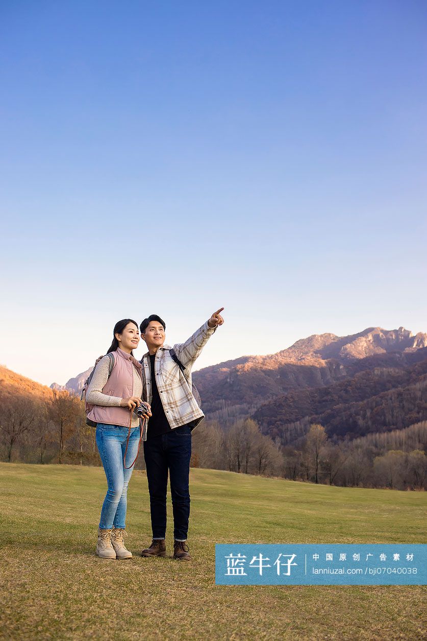 快乐的年轻情侣欣赏美丽的自然风光