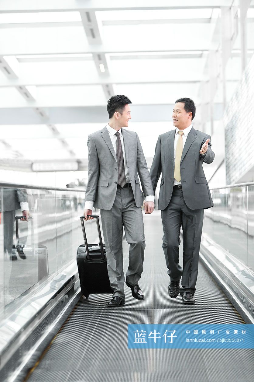 商务人士乘坐机场电梯