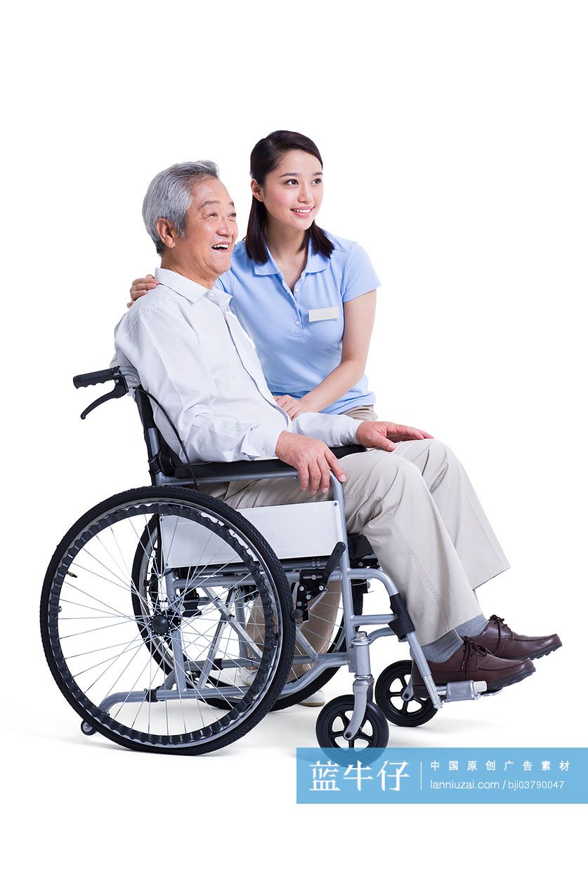 护工与坐轮椅的老人