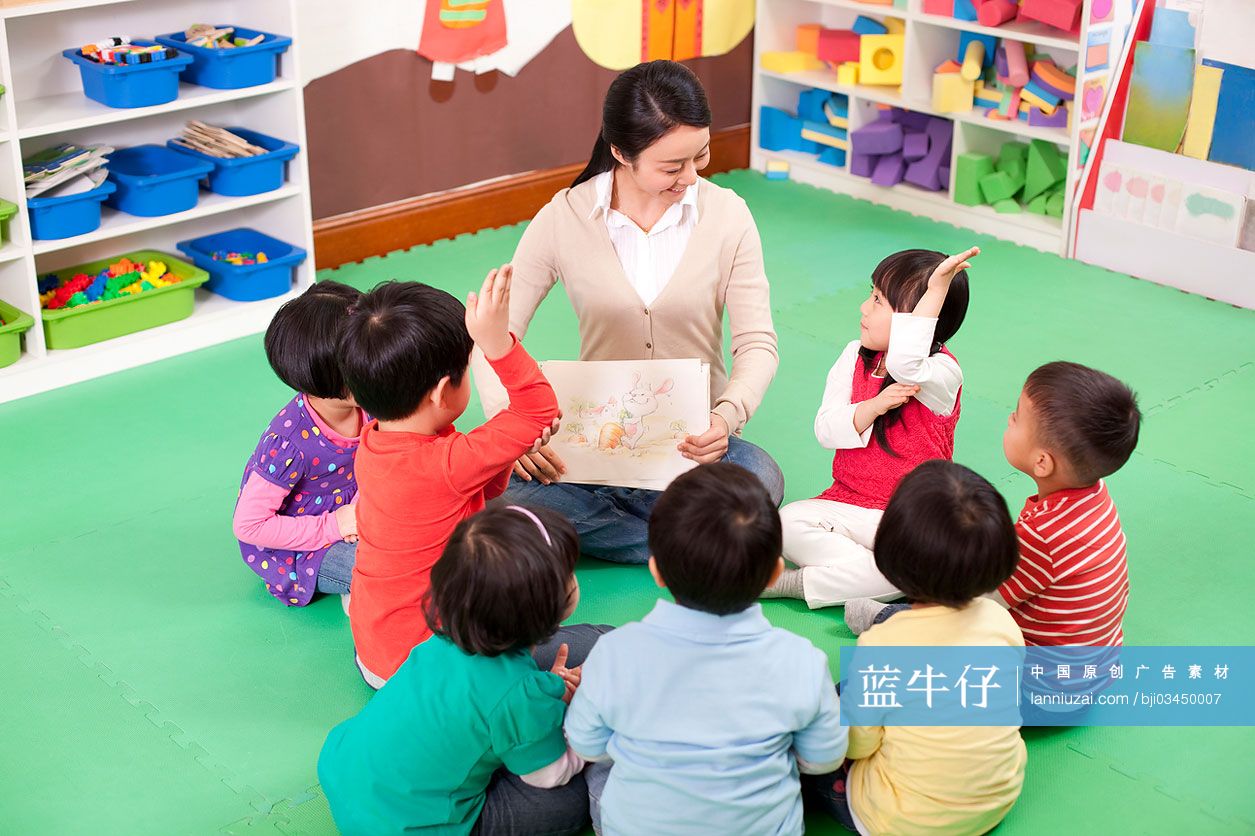 小朋友举手回答幼儿园老师问题