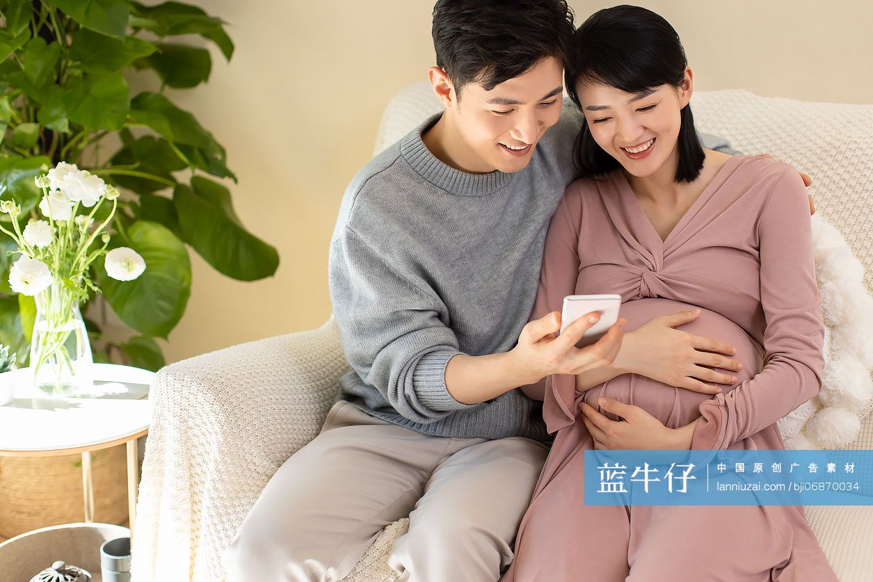 年轻准父母网上购买婴儿用品