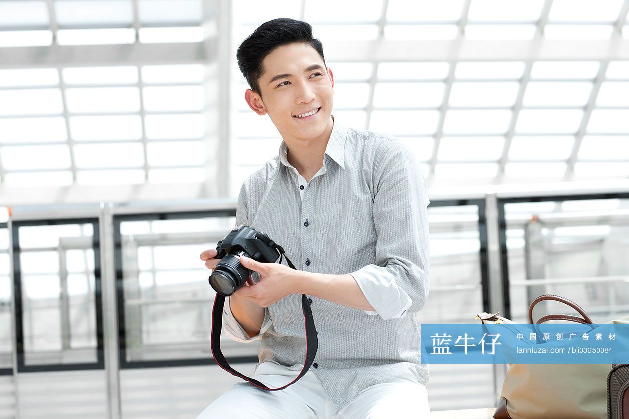 年轻摄影师在地铁站