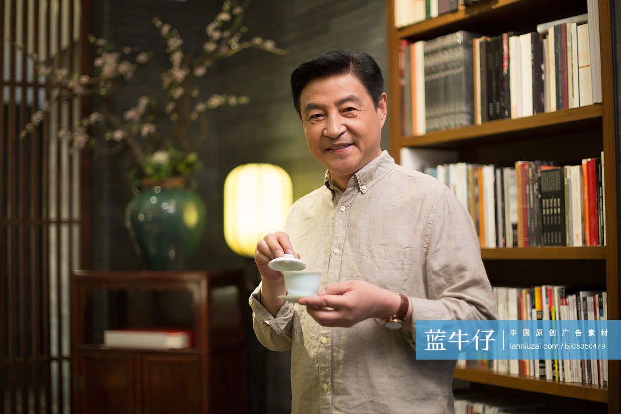 中年男子喝茶