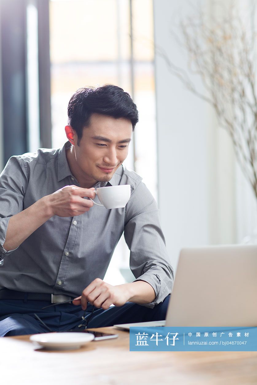 年轻商务男子在办公室工作