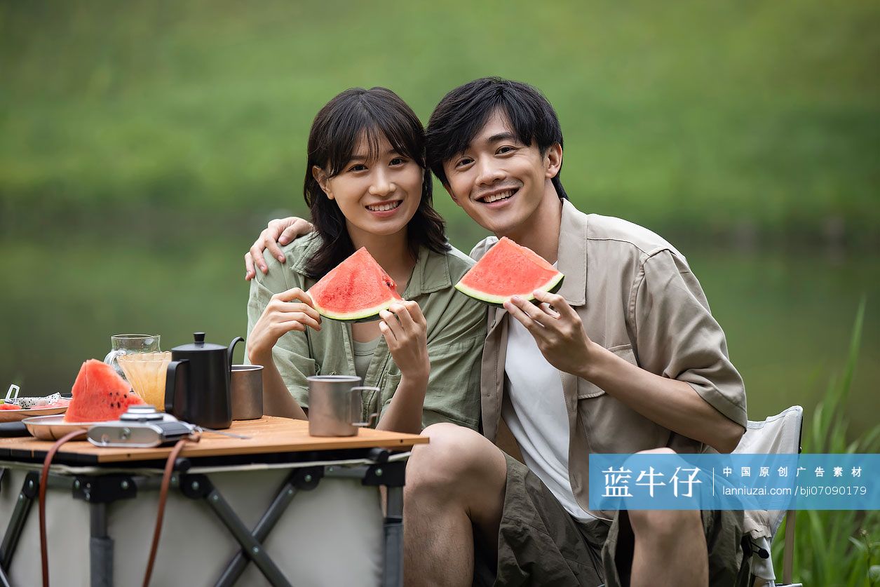 年轻情侣户外野餐
