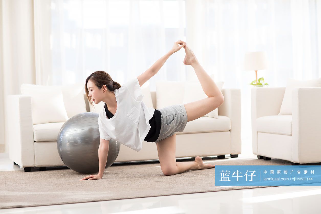 年轻女子在家练习瑜伽