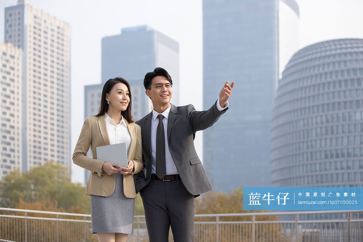 自信的商务人士在户外讨论工作