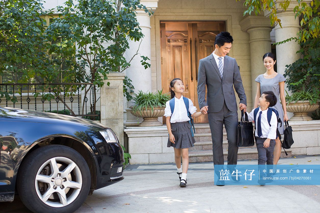 年轻夫妻送孩子去上学