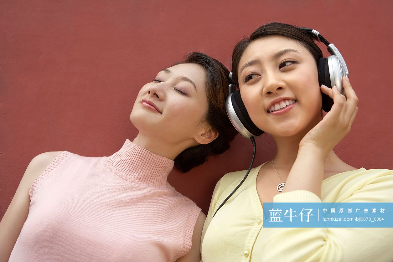 年轻女子听音乐