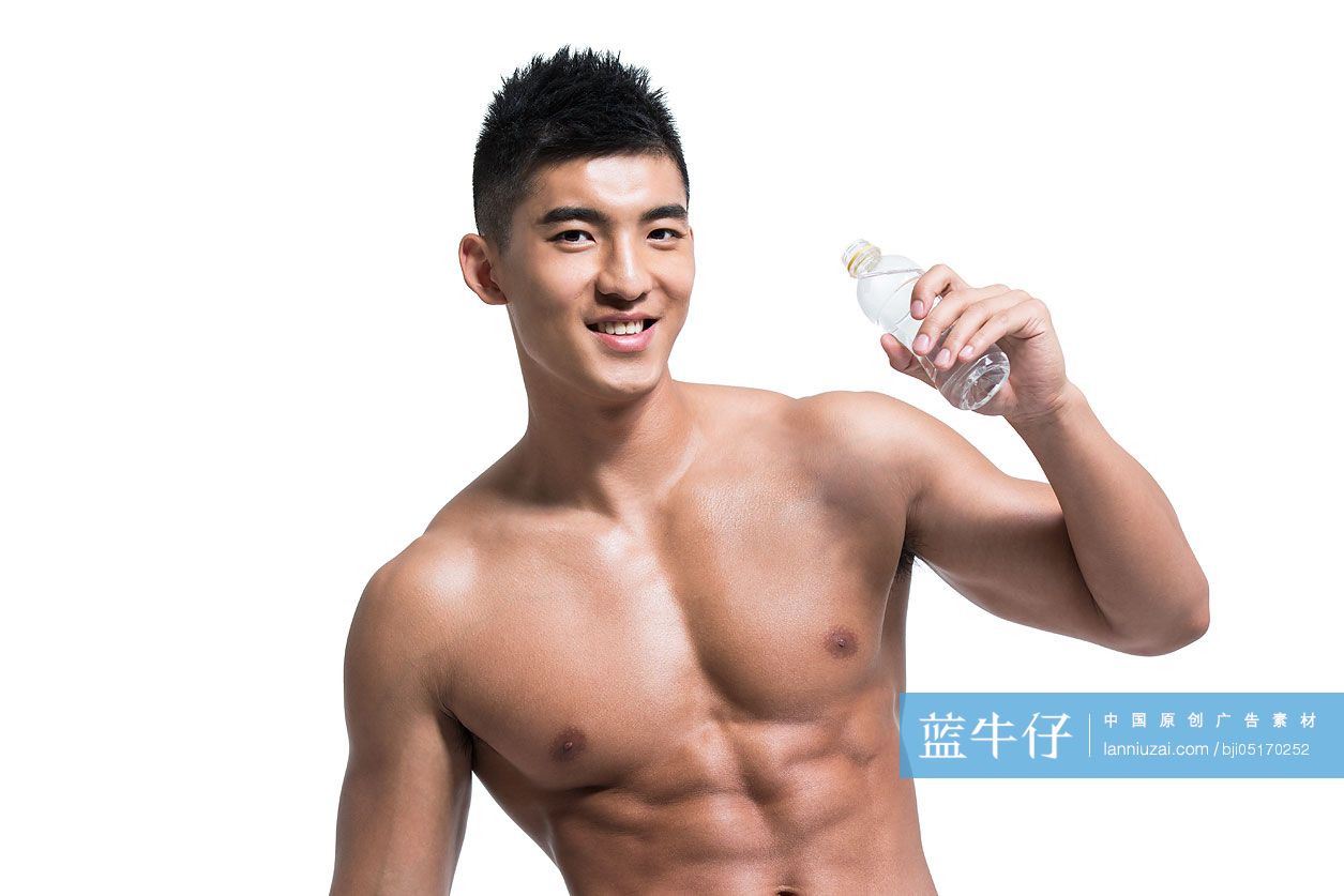 年轻都市型男拿着一瓶水