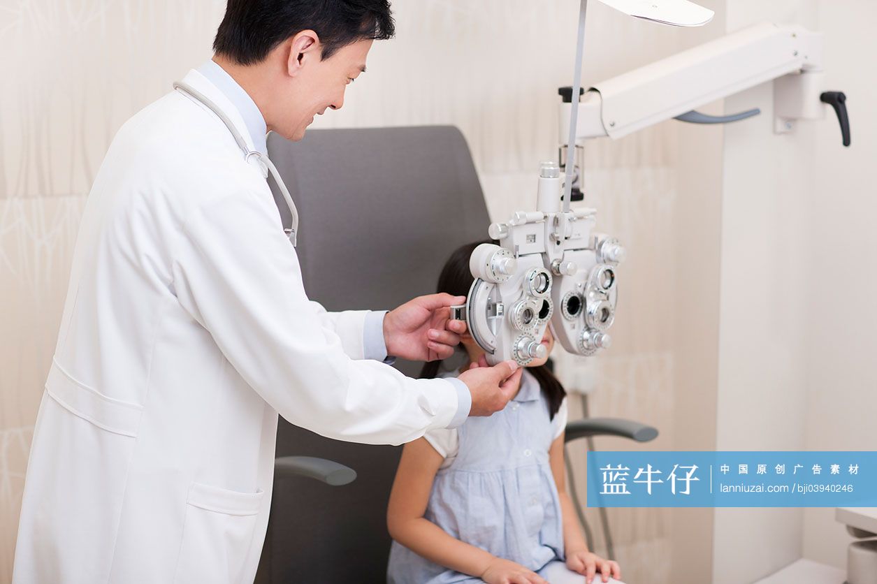 小女孩检查视力