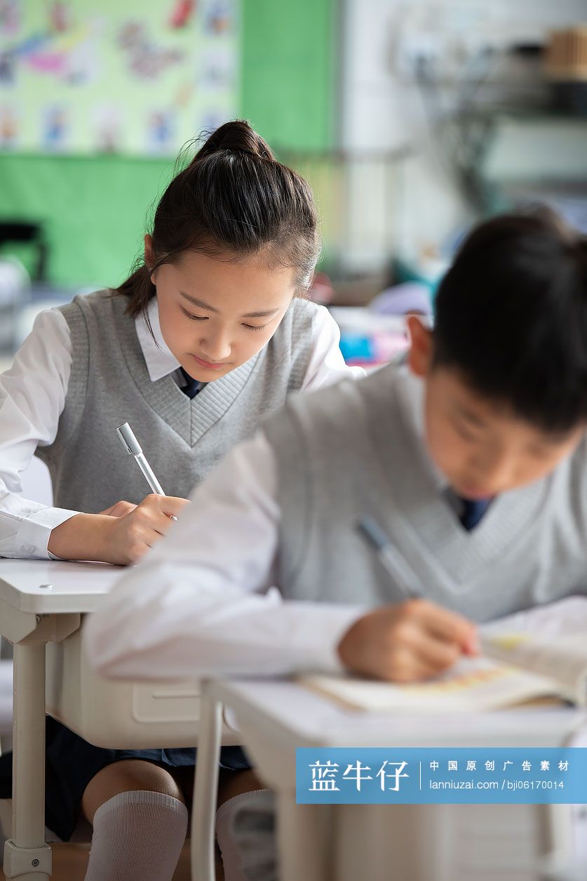 学生在教室学习