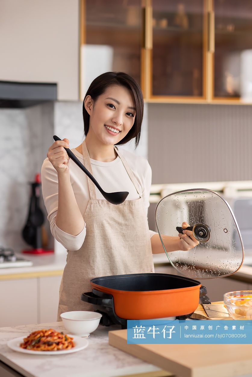 年轻女性居家做饭