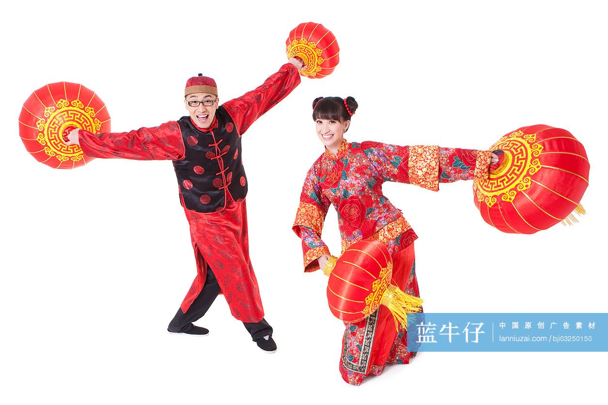 穿传统服装的情侣舞灯笼