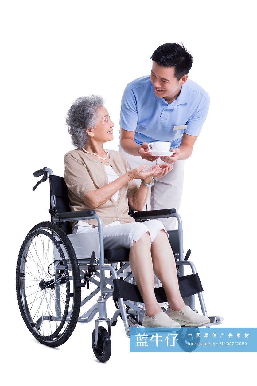 护工为坐轮椅的老人端咖啡