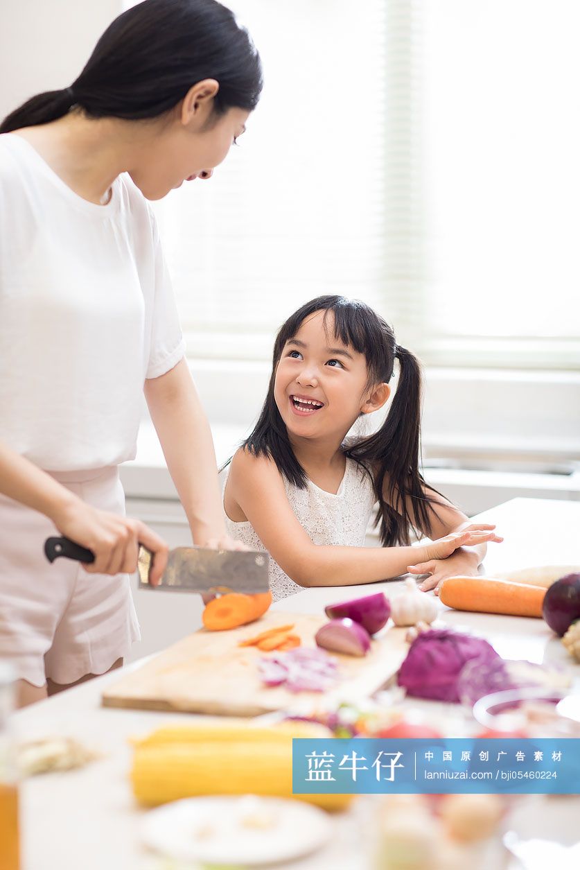 快乐小女孩和妈妈在厨房做饭
